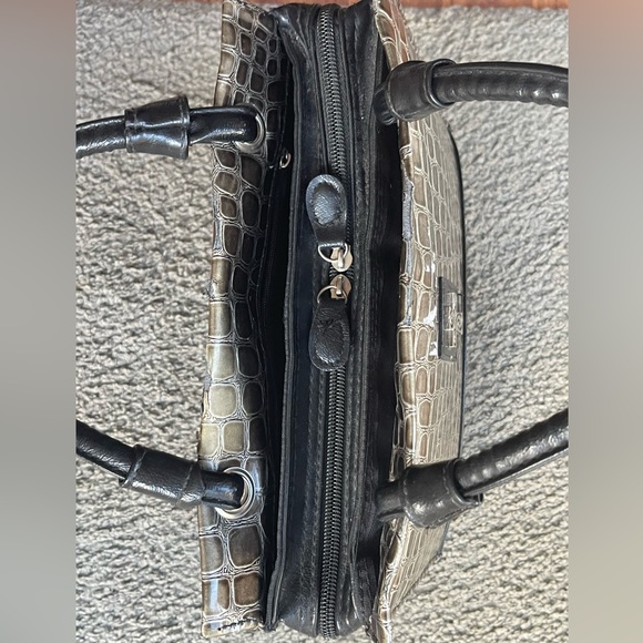 Christian Arts Reptile Print w/Cross bag. Unzips to lay flat!! 10.5”x9”x2.5”. - Picture 4 of 9